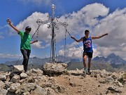 05 Alla croce di vetta del Corno Stella (2620 m) con vista verso il Pizzo del Diavolo